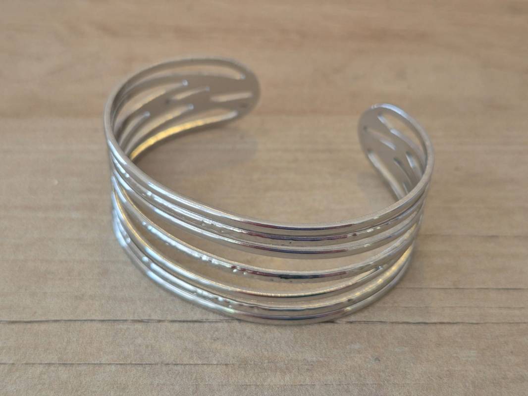 PULSERA DE ACERO ESCLAVA ABIERTA TRABAJADA