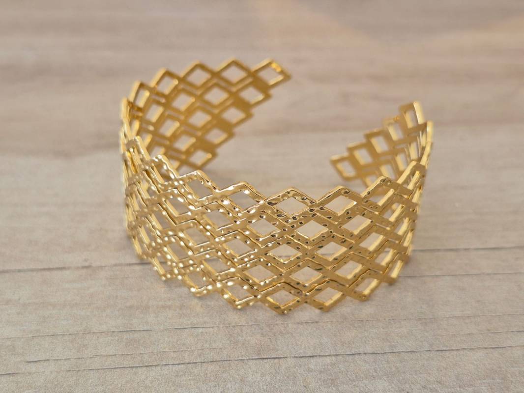 PULSERA DE ACERO DORADO ESCLAVA ABIERTA TRABAJADA