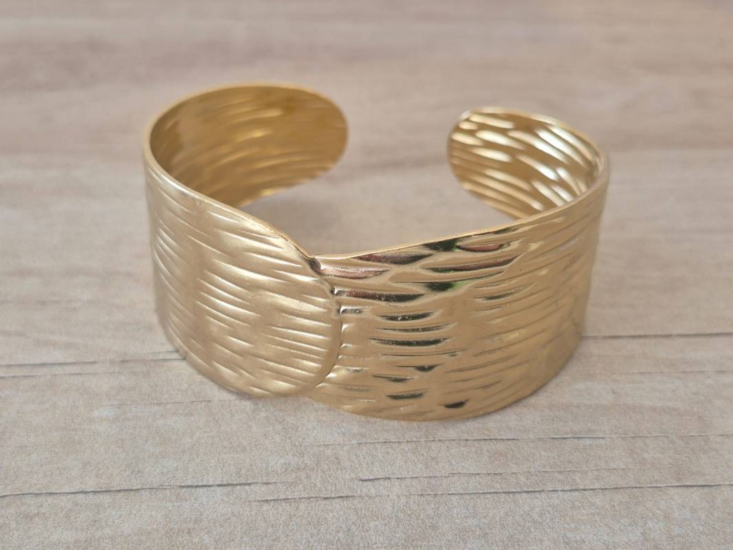 PULSERA DE ACERO DORADO ESCLAVA ABIERTA TRABAJADA
