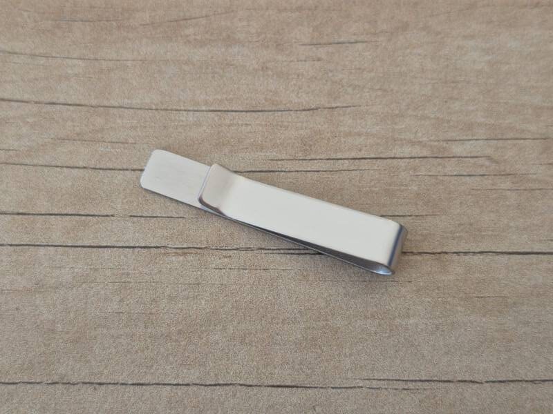 TRABACORBATA LISO DE ACERO, APTO PARA GRABAR. MEDIDAS 8 X 45 MM