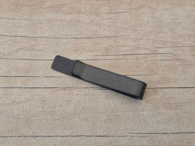 TRABACORBATA LISO DE ACERO NEGRO, APTO PARA GRABAR. MEDIDAS 8 X 45 MM