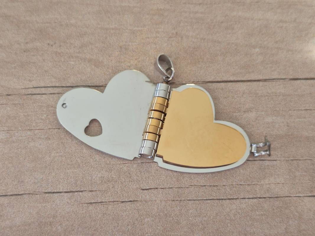 DIJE DE ACERO LIBRO CORAZÒN 22 X 28 MM CON 3 HOJAS CORAZÒN ACERO DORADO PARA GRABAR DE 20 MM. - Imagen 2