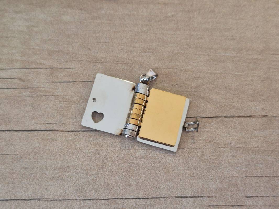 DIJE DE ACERO LIBRO 18 X 20 MM CON 3 HOJAS DE ACERO DORADO PARA GRABAR DE 12 X 17 MM. - Imagen 2