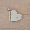 DIJE DE ACERO LIBRO CORAZÒN 22 X 28 MM CON 3 HOJAS CORAZÒN ACERO DORADO PARA GRABAR DE 20 MM.