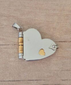 DIJE DE ACERO LIBRO CORAZÒN 22 X 28 MM CON 3 HOJAS CORAZÒN ACERO DORADO PARA GRABAR DE 20 MM.