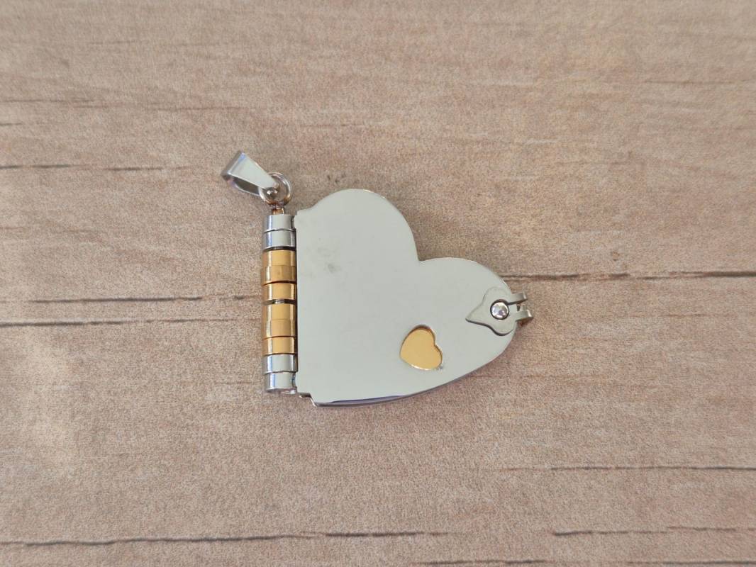 DIJE DE ACERO LIBRO CORAZÒN 22 X 28 MM CON 3 HOJAS CORAZÒN ACERO DORADO PARA GRABAR DE 20 MM.