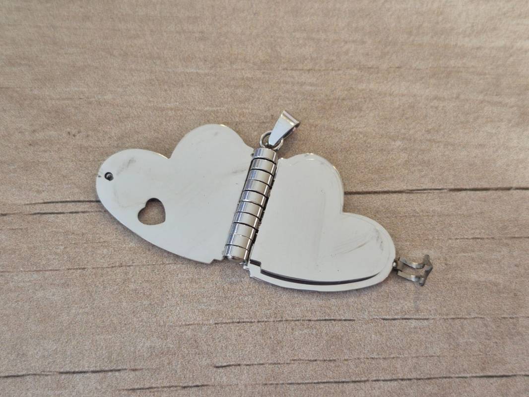 DIJE DE ACERO LIBRO CORAZÒN 22 X 28 MM CON 3 HOJAS CORAZÒN PARA GRABAR DE 20 MM. - Imagen 2