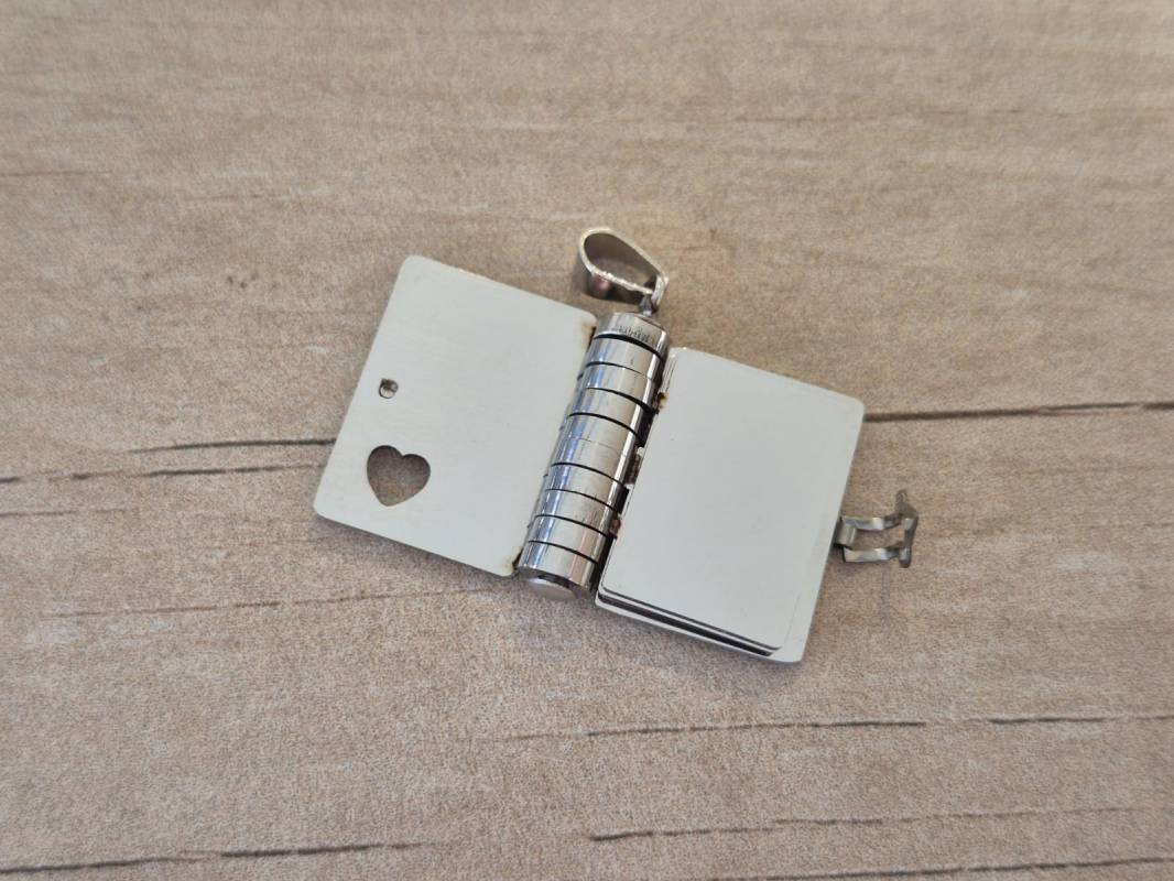 DIJE DE ACERO LIBRO 18 X 20 MM CON 3 HOJAS PARA GRABAR DE 12 X 17 MM. - Imagen 2