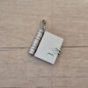 DIJE DE ACERO LIBRO 18 X 20 MM CON 3 HOJAS PARA GRABAR DE 12 X 17 MM.