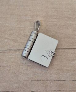 DIJE DE ACERO LIBRO 18 X 20 MM CON 3 HOJAS PARA GRABAR DE 12 X 17 MM.