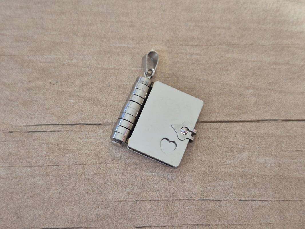 DIJE DE ACERO LIBRO 18 X 20 MM CON 3 HOJAS PARA GRABAR DE 12 X 17 MM.