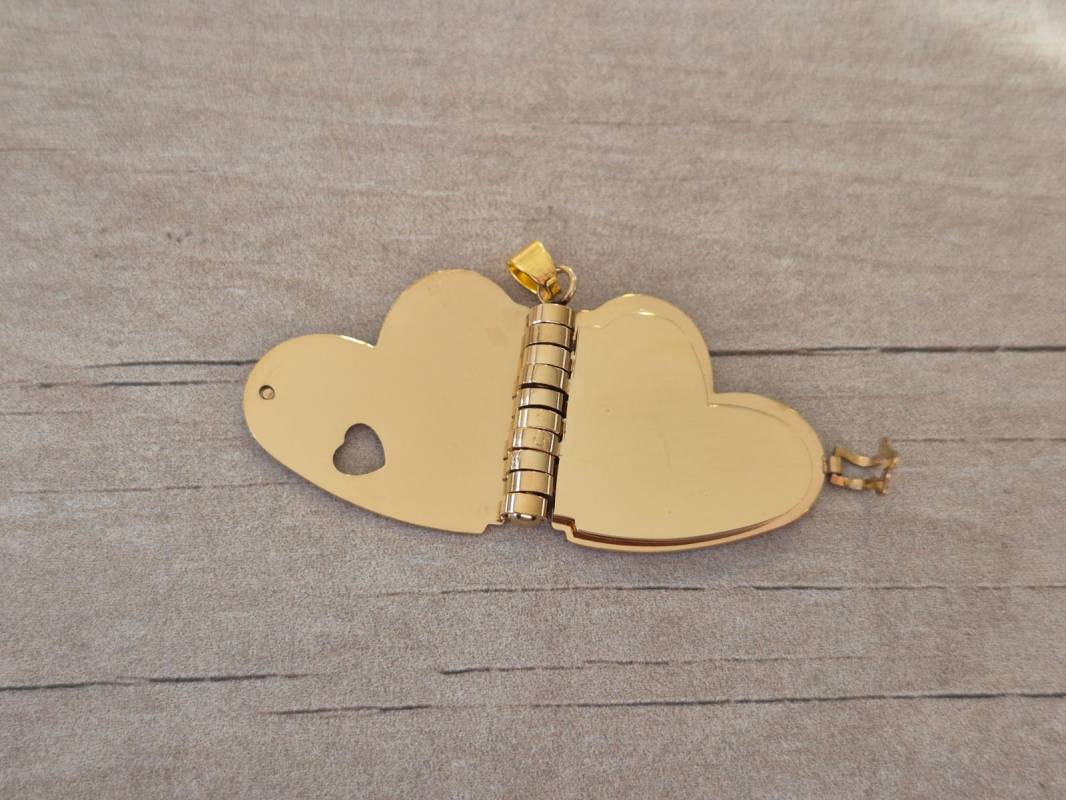 DIJE DE ACERO DORADO LIBRO CORAZÒN 22 X 28 MM CON 3 HOJAS CORAZÒN PARA GRABAR DE 20 MM. - Imagen 2