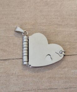 DIJE DE ACERO LIBRO CORAZÒN 22 X 28 MM CON 3 HOJAS CORAZÒN PARA GRABAR DE 20 MM.