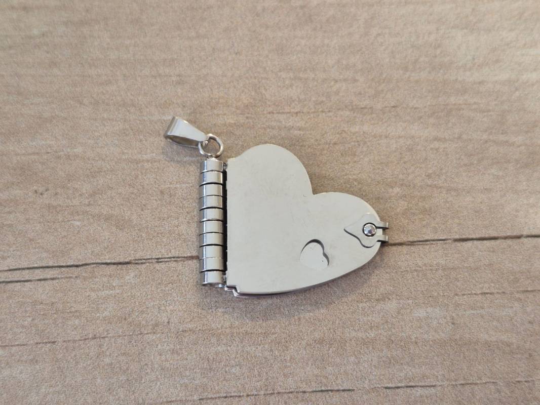 DIJE DE ACERO LIBRO CORAZÒN 22 X 28 MM CON 3 HOJAS CORAZÒN PARA GRABAR DE 20 MM.