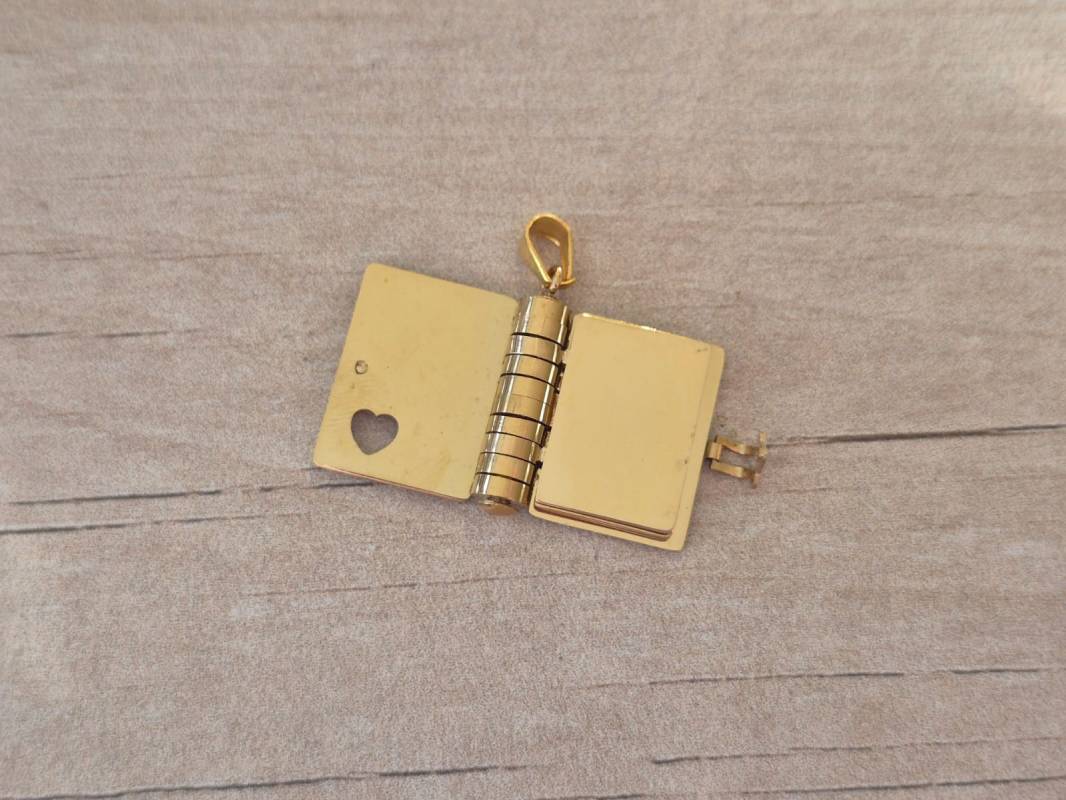 DIJE DE ACERO DORADO LIBRO 18 X 20 MM CON 3 HOJAS PARA GRABAR DE 12 X 17 MM. - Imagen 2