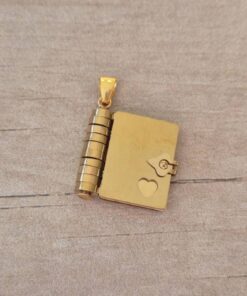 DIJE DE ACERO DORADO LIBRO 18 X 20 MM CON 3 HOJAS PARA GRABAR DE 12 X 17 MM.