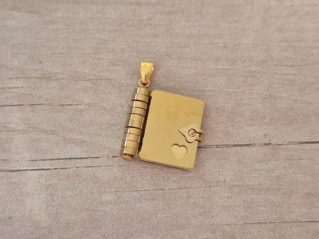 DIJE DE ACERO DORADO LIBRO 18 X 20 MM CON 3 HOJAS PARA GRABAR DE 12 X 17 MM.