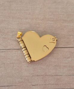 DIJE DE ACERO DORADO LIBRO CORAZÒN 22 X 28 MM CON 3 HOJAS CORAZÒN PARA GRABAR DE 20 MM.
