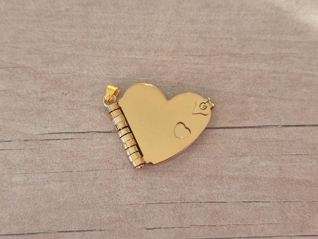DIJE DE ACERO DORADO LIBRO CORAZÒN 22 X 28 MM CON 3 HOJAS CORAZÒN PARA GRABAR DE 20 MM.