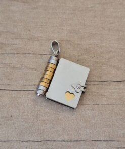 DIJE DE ACERO LIBRO 18 X 20 MM CON 3 HOJAS DE ACERO DORADO PARA GRABAR DE 12 X 17 MM.