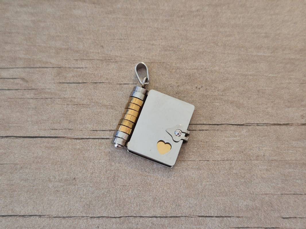 DIJE DE ACERO LIBRO 18 X 20 MM CON 3 HOJAS DE ACERO DORADO PARA GRABAR DE 12 X 17 MM.