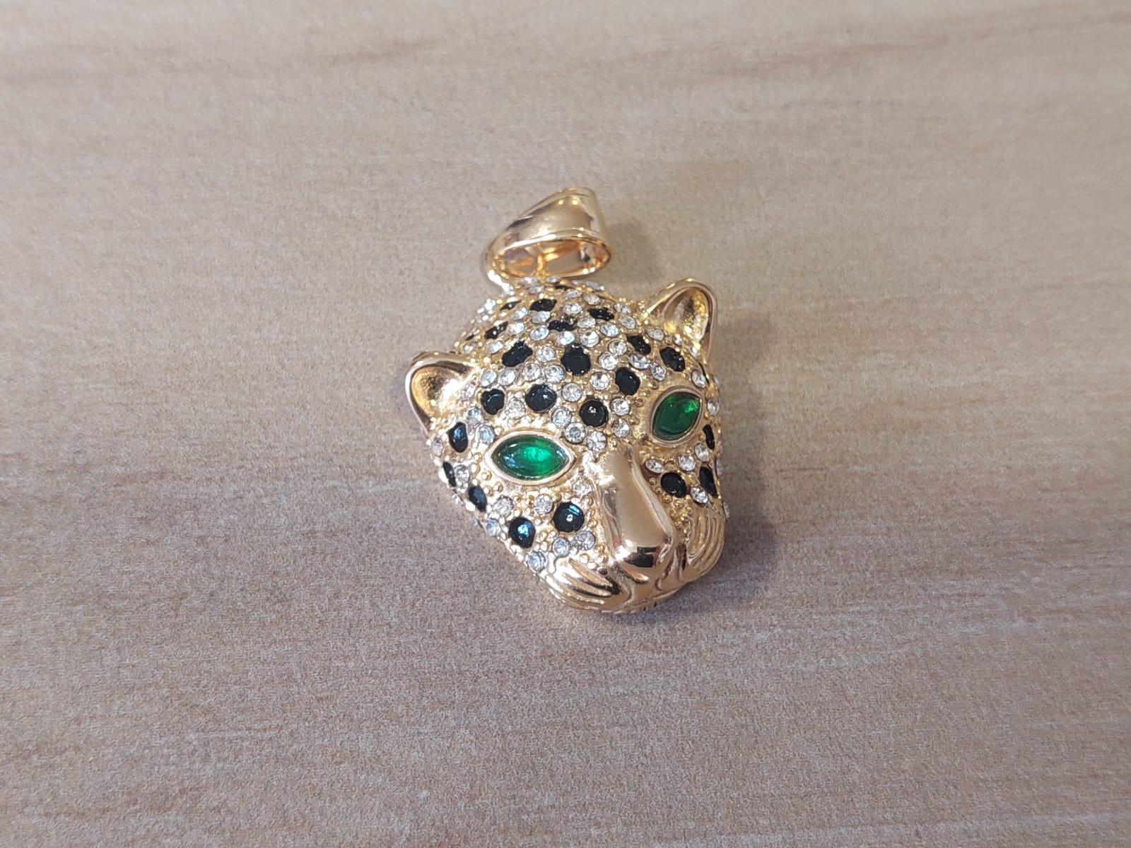DIJE DE ACERO DORADO TIGRE CON STRASS 25 X 45 MM