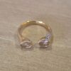 ANILLO DE ACERO DORADO ABIERTO CON DOS CUBIK EN EXTREMOS