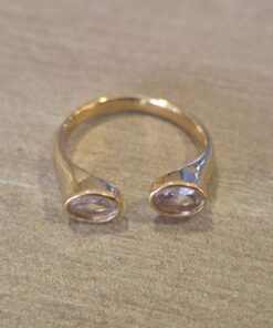 ANILLO DE ACERO DORADO ABIERTO CON DOS CUBIK EN EXTREMOS