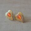 ARO DE ACERO DORADO CORAZON CON APLIQUE DE OJO DE GATO NARANJA. TAMAÑO 15 X 19 MM