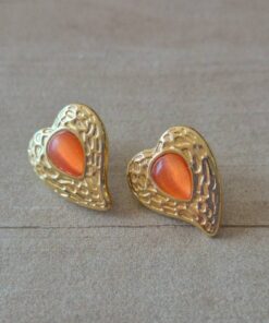 ARO DE ACERO DORADO CORAZON CON APLIQUE DE OJO DE GATO NARANJA. TAMAÑO 15 X 19 MM