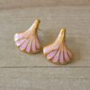 ARO DE ACERO DORADO HOJA ESMALTADA EN ROSA. TAMAÑO 24 X 26 MM