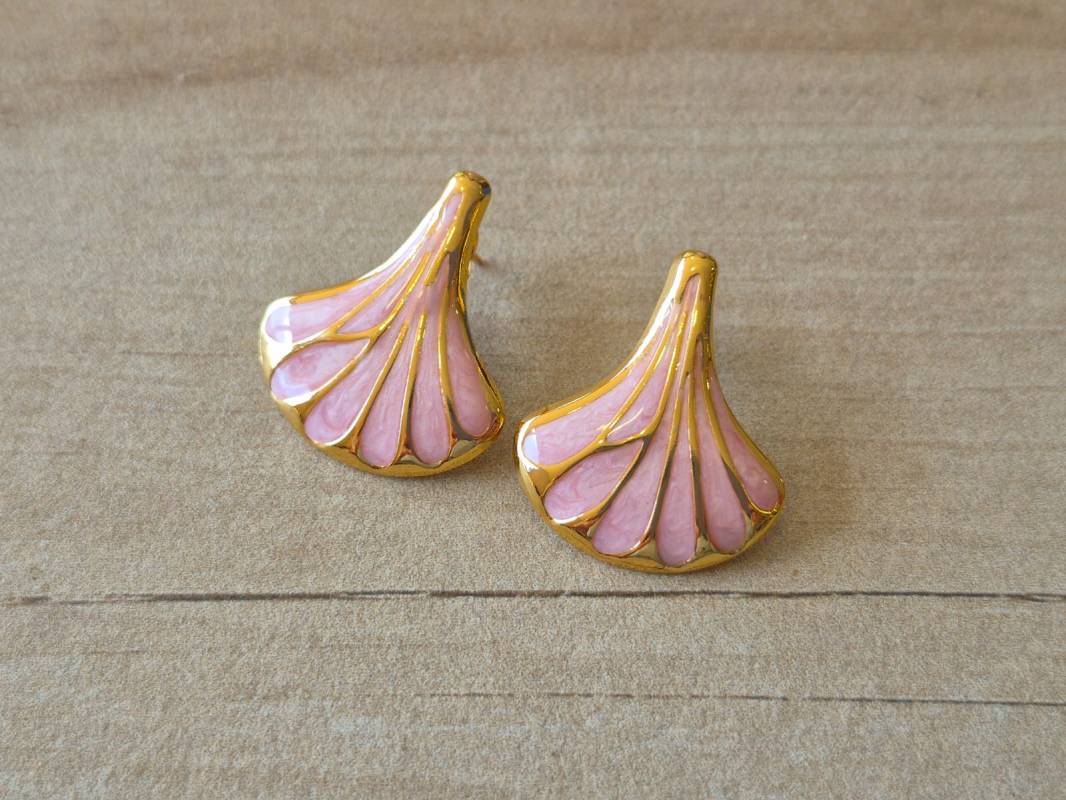ARO DE ACERO DORADO HOJA ESMALTADA EN ROSA. TAMAÑO 24 X 26 MM