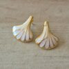 ARO DE ACERO DORADO HOJA ESMALTADA EN BLANCO. TAMAÑO 24 X 26 MM