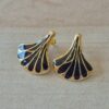 ARO DE ACERO DORADO HOJA ESMALTADA EN NEGRO. TAMAÑO 24 X 26 MM