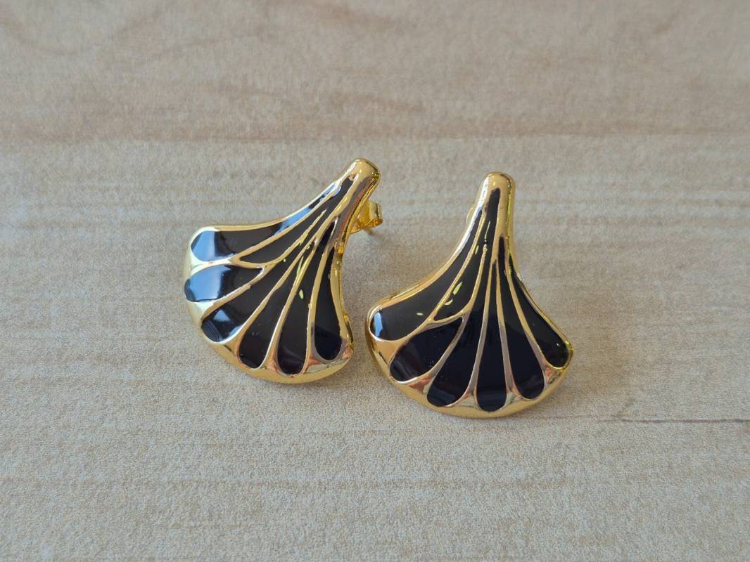 ARO DE ACERO DORADO HOJA ESMALTADA EN NEGRO. TAMAÑO 24 X 26 MM
