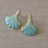 ARO DE ACERO DORADO HOJA ESMALTADA EN AQUA. TAMAÑO 24 X 26 MM