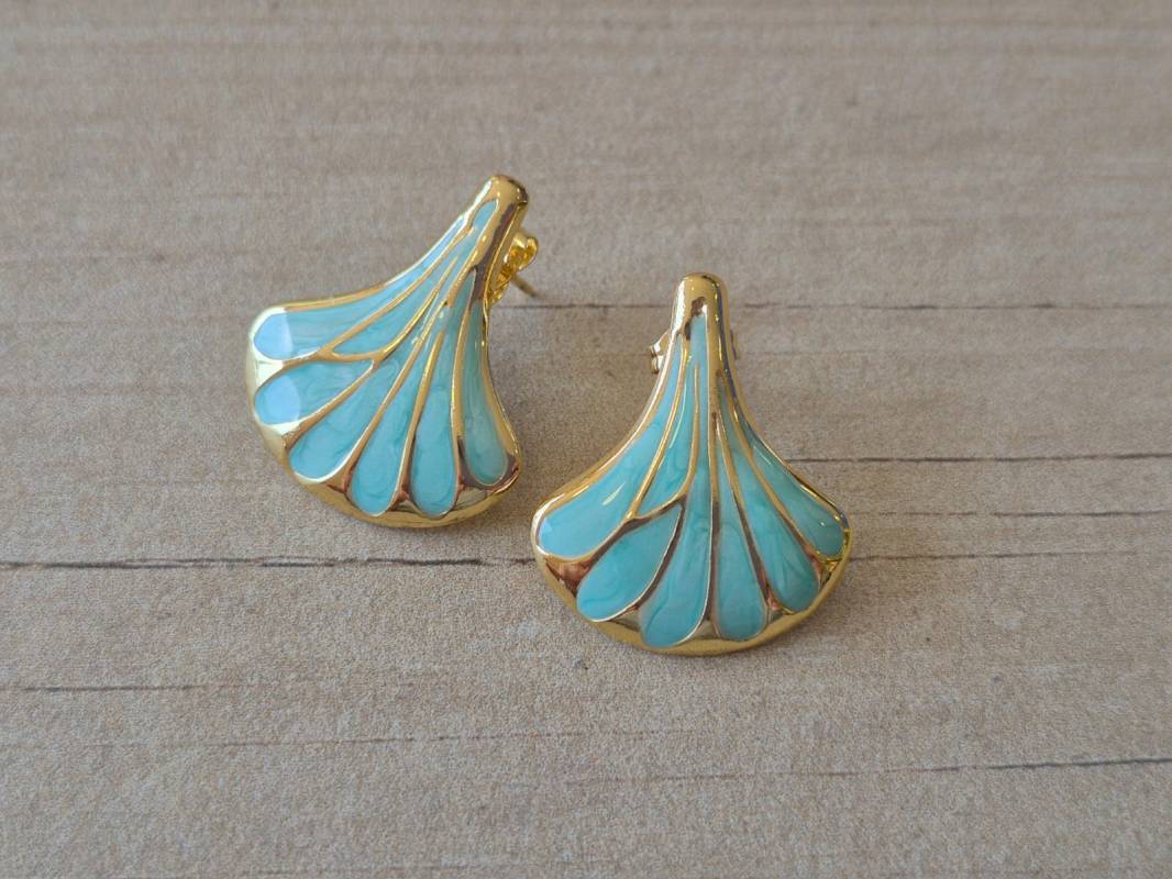 ARO DE ACERO DORADO HOJA ESMALTADA EN AQUA. TAMAÑO 24 X 26 MM