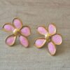 ARO DE ACERO DORADO FLOR ESMALTADA COLOR ROSA CON FRU FRU. TAMAÑO 25MM