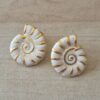 ARO DE ACERO DORADO CARACOL ESMALTADO BLANCO. TAMAÑO 24 X 26 MM