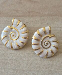 ARO DE ACERO DORADO CARACOL ESMALTADO BLANCO. TAMAÑO 24 X 26 MM