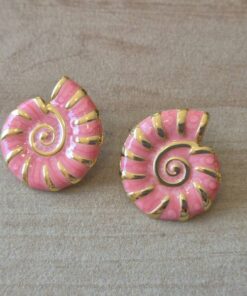 ARO DE ACERO DORADO CARACOL ESMALTADO ROSA. TAMAÑO 24 X 26 MM