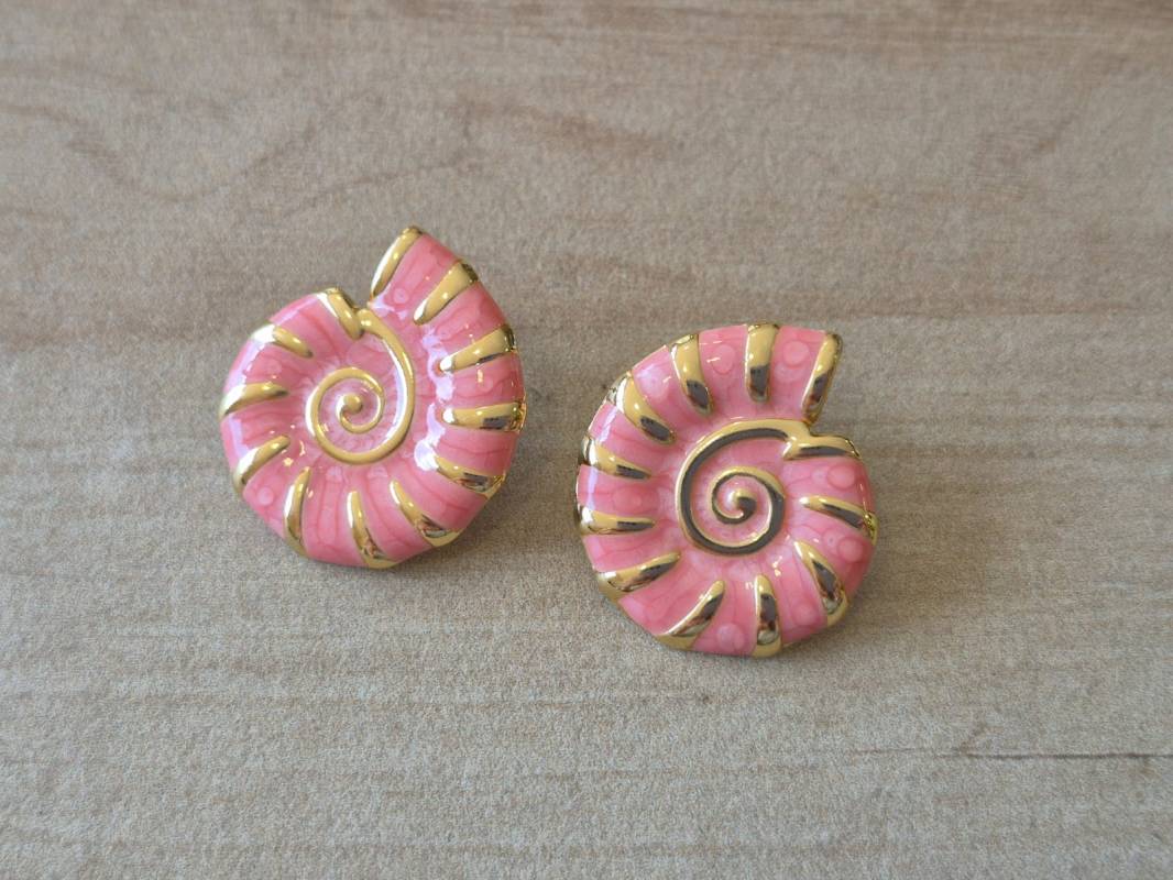 ARO DE ACERO DORADO CARACOL ESMALTADO ROSA. TAMAÑO 24 X 26 MM