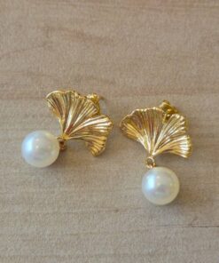 ARO DE ACERO DORADO PETALO CON PERLA COLGANTE. TAMAÑO 21 X 28 MM