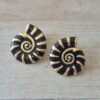 ARO DE ACERO DORADO CARACOL ESMALTADO NEGRO. TAMAÑO 24 X 26 MM