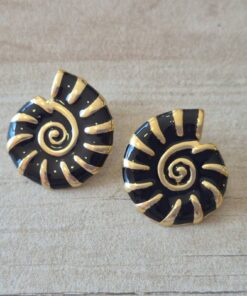 ARO DE ACERO DORADO CARACOL ESMALTADO NEGRO. TAMAÑO 24 X 26 MM