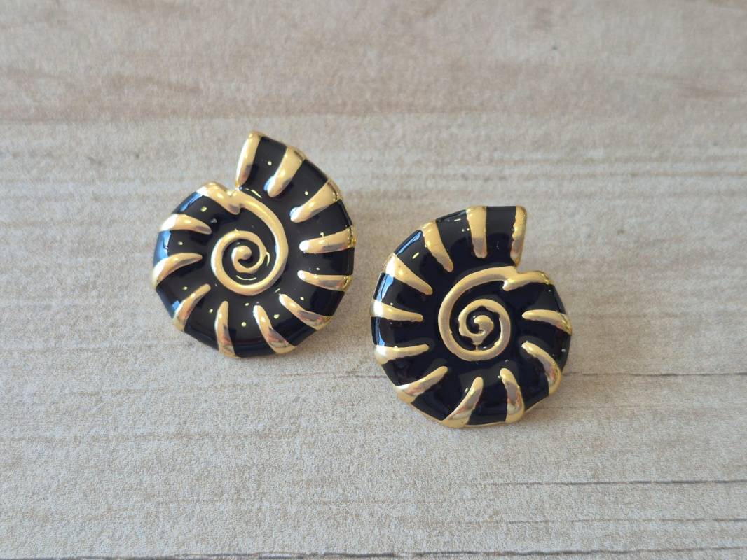 ARO DE ACERO DORADO CARACOL ESMALTADO NEGRO. TAMAÑO 24 X 26 MM