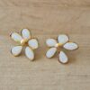 ARO DE ACERO DORADO FLOR ESMALTADA COLOR BLANCA CON FRU FRU. TAMAÑO 25MM