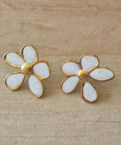 ARO DE ACERO DORADO FLOR ESMALTADA COLOR BLANCA CON FRU FRU. TAMAÑO 25MM