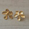 ARO DE ACERO DORADO FORMA DE FLOR. TAMAÑO 22 X 25 MM