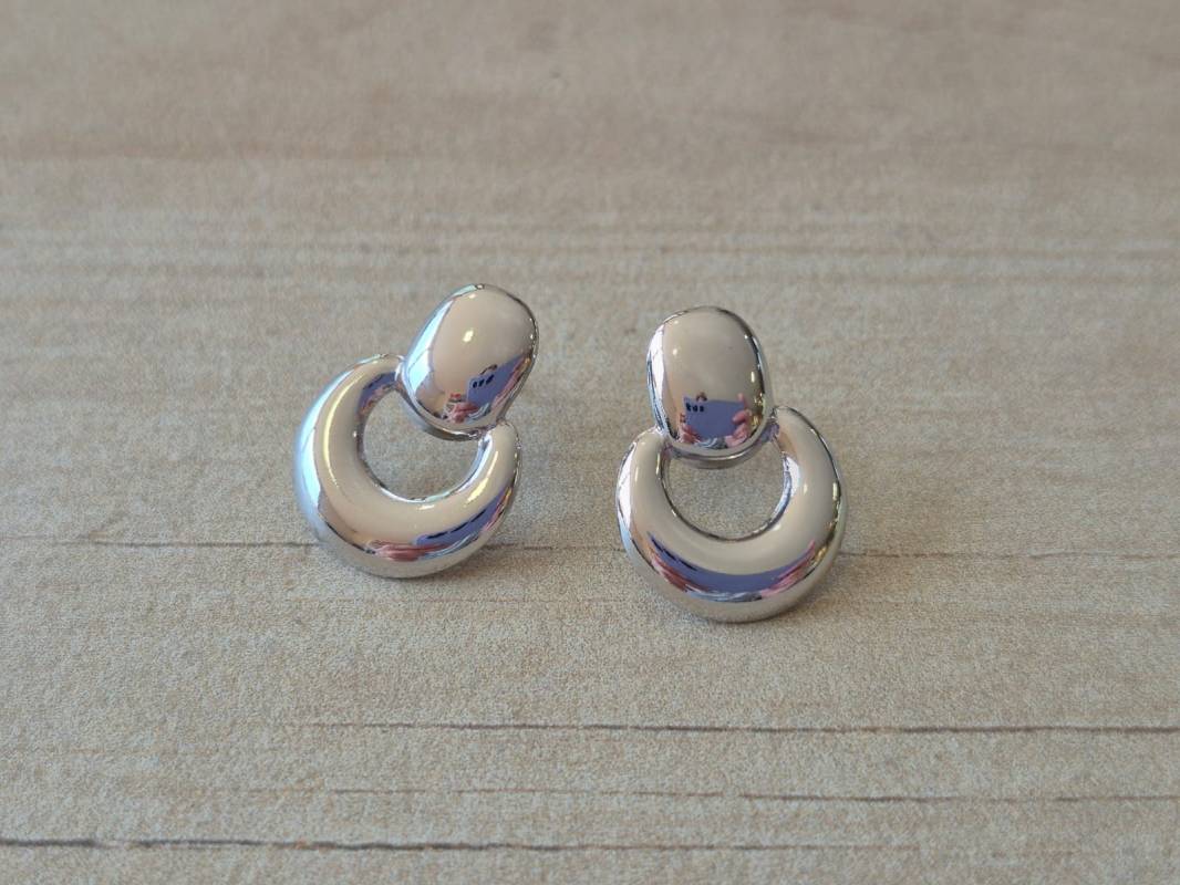 ARO DE ACERO ABSTRACTO. TAMAÑO 15 X 18 MM